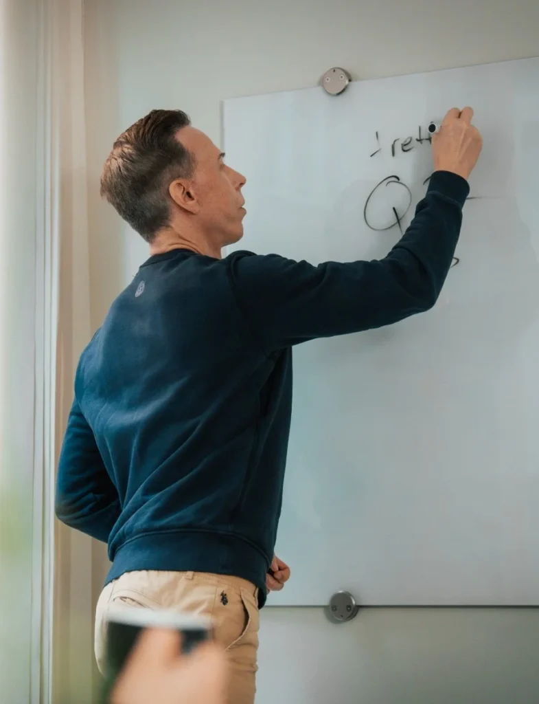 man ritar på whiteboard