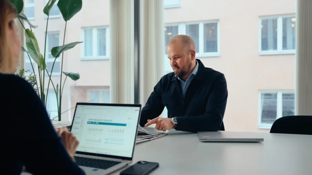 två personer har ett möte på ett kontor