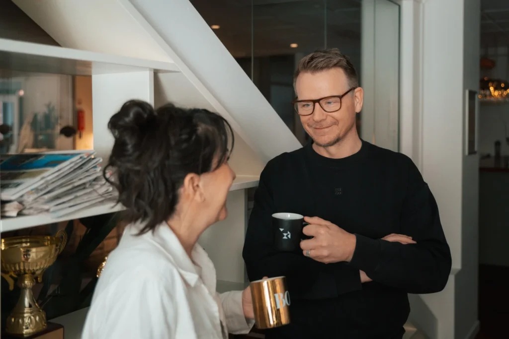 om oss två personer pratar vid en kaffepaus